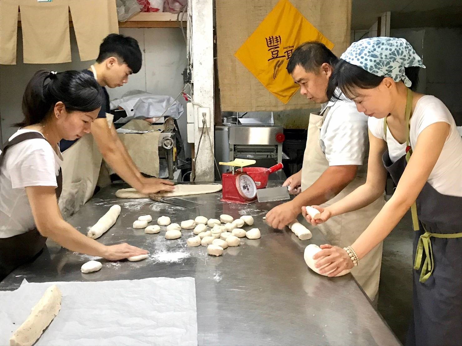 劉嘉玲與家人在製作饅頭的身影