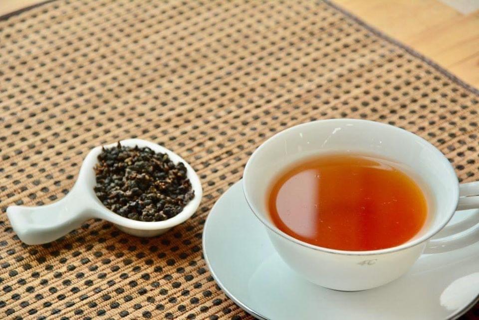 紅烏龍的茶湯水色橙紅，因為發酵做足，色澤接近紅茶，但又有烏龍茶的喉韻，協調出迷人的香氣滋味。