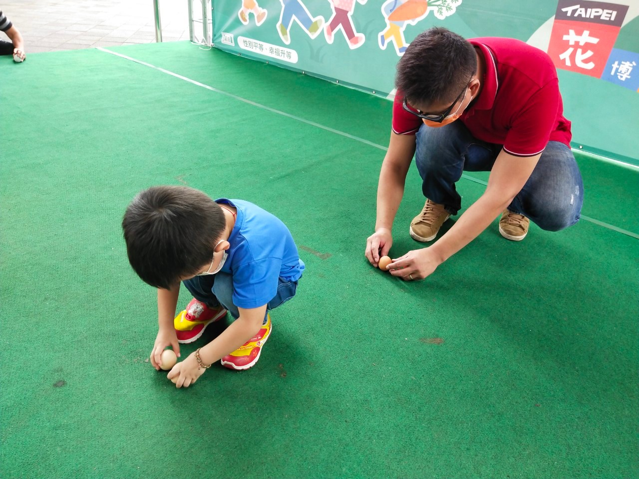 圖一 本週花博農民市集推出立蛋活動，歡迎端午假期大小朋友來到市集逗陣豎立好運蛋