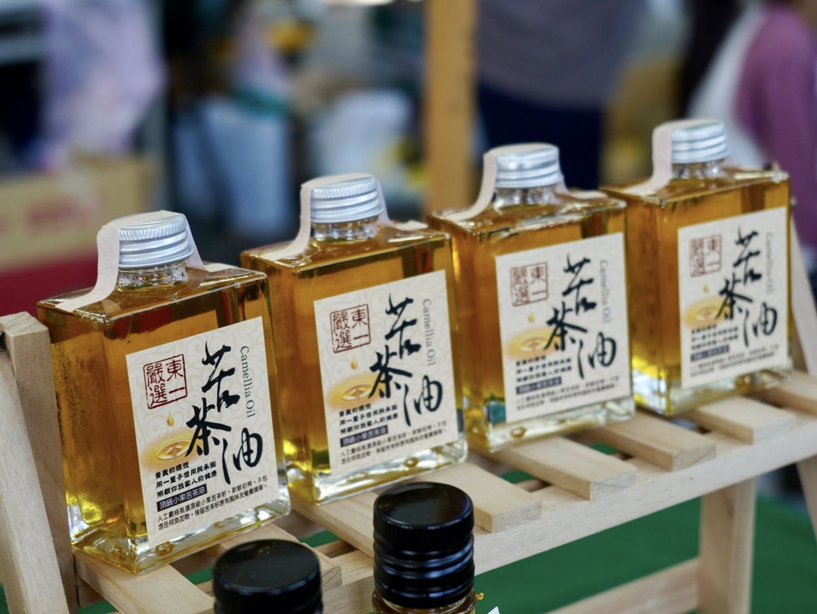 圖四 花蓮週帶來特色農特產品-苦茶油