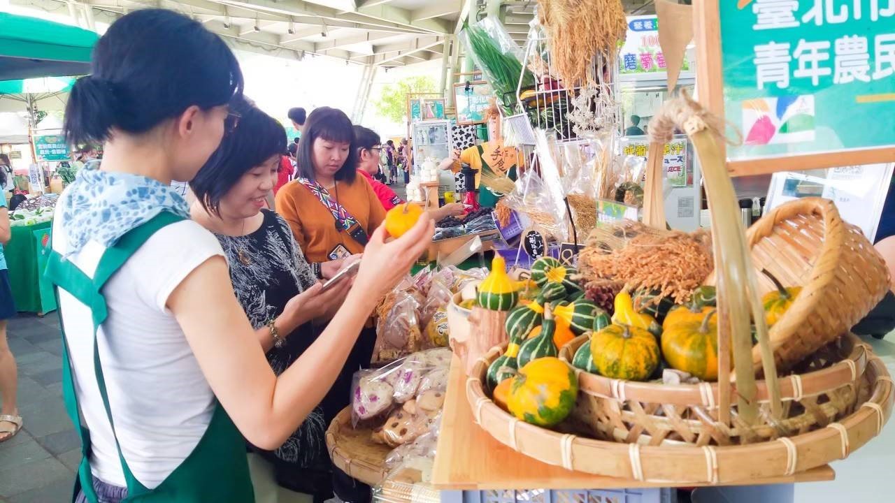 在市集會與客人親自介紹自家產品