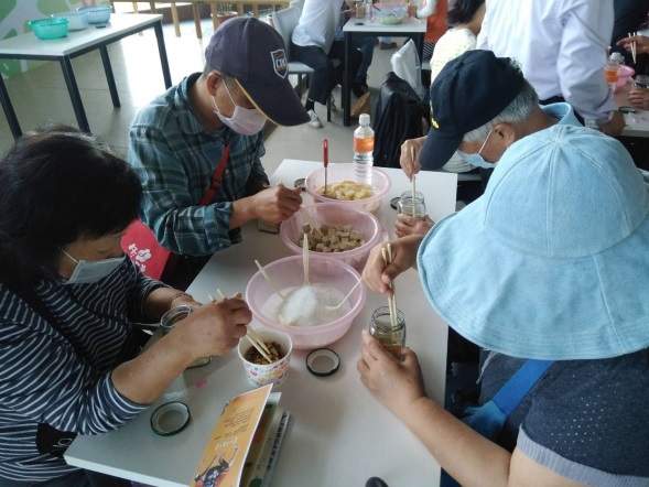 到二湖鳳梨館還能親自體驗DIY製作鳳梨豆腐乳