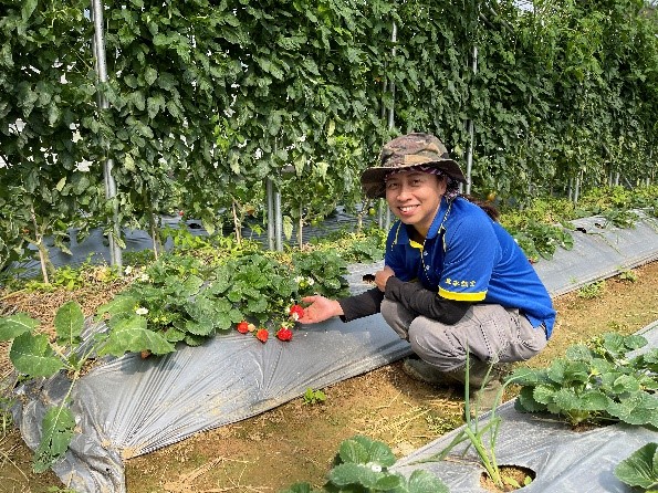 葉芷妘於草莓園內