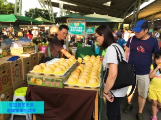 來逛農民市集選購當季水果