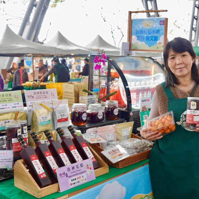 農友官文麗於花博農民市集攤位前合影